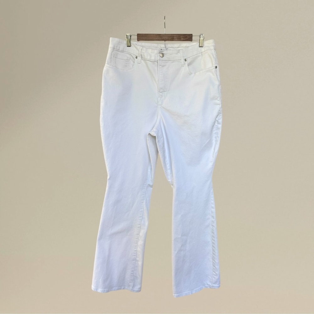 Good American Good Flare Yoke Waist Bootcut Jeans in White Denim, size 18
